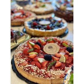 Hndlavede kager og lagkager klar til afhentning – jordbrtrte, chokoladekage, mousse, cheesecake og citronmarengs fra Gelato di Natura.