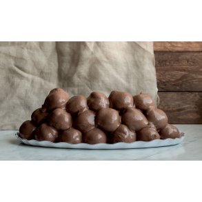 Profiteroles Montagna Scuro fra Martinucci – italiensk dessert med sm chouxboller fyldt med chantilly-flde og dkket af mrk chokoladecreme, anrettet som en elegant kage. Serveringsklar efter optning.