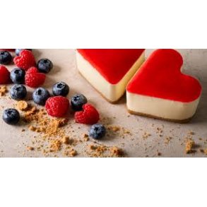 Hjerteformet kage med hindb�rtopping og mascarponecreme p� spr�d bund