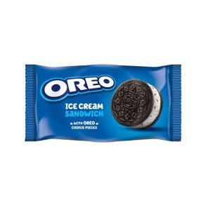 Oreo sandwich is med vaniljeis mellem to kakaokiks klar til salg i fryser