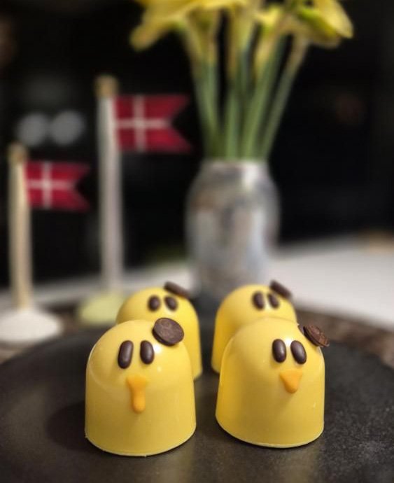 P�skefl�deboller fra Magnus Bruun med marcipanbund og hvid chokolade i gul farve.