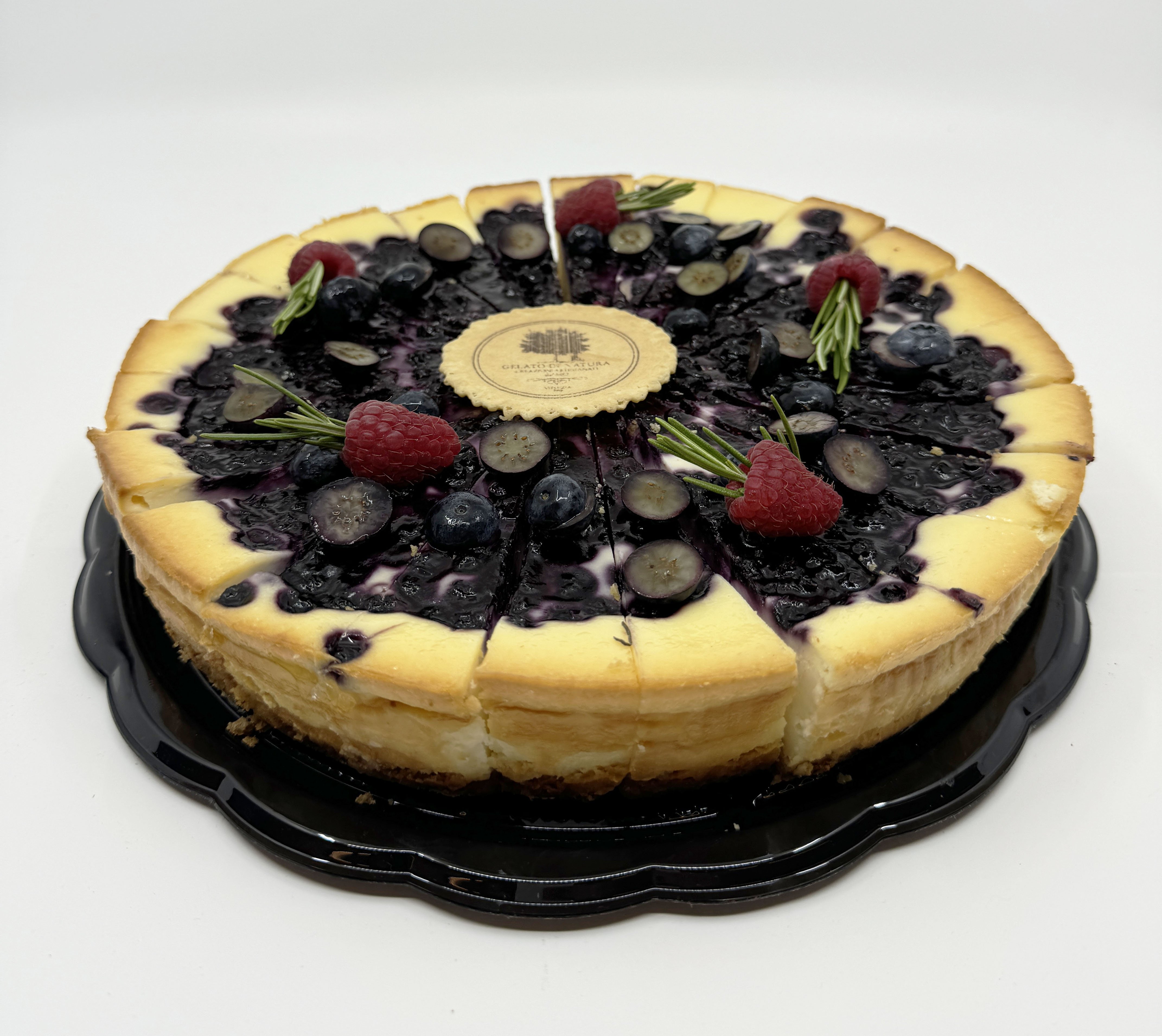 Blbr cheesecake med kiksbund, cheesecakecreme og blbrgel – fra Gelato di Natura.