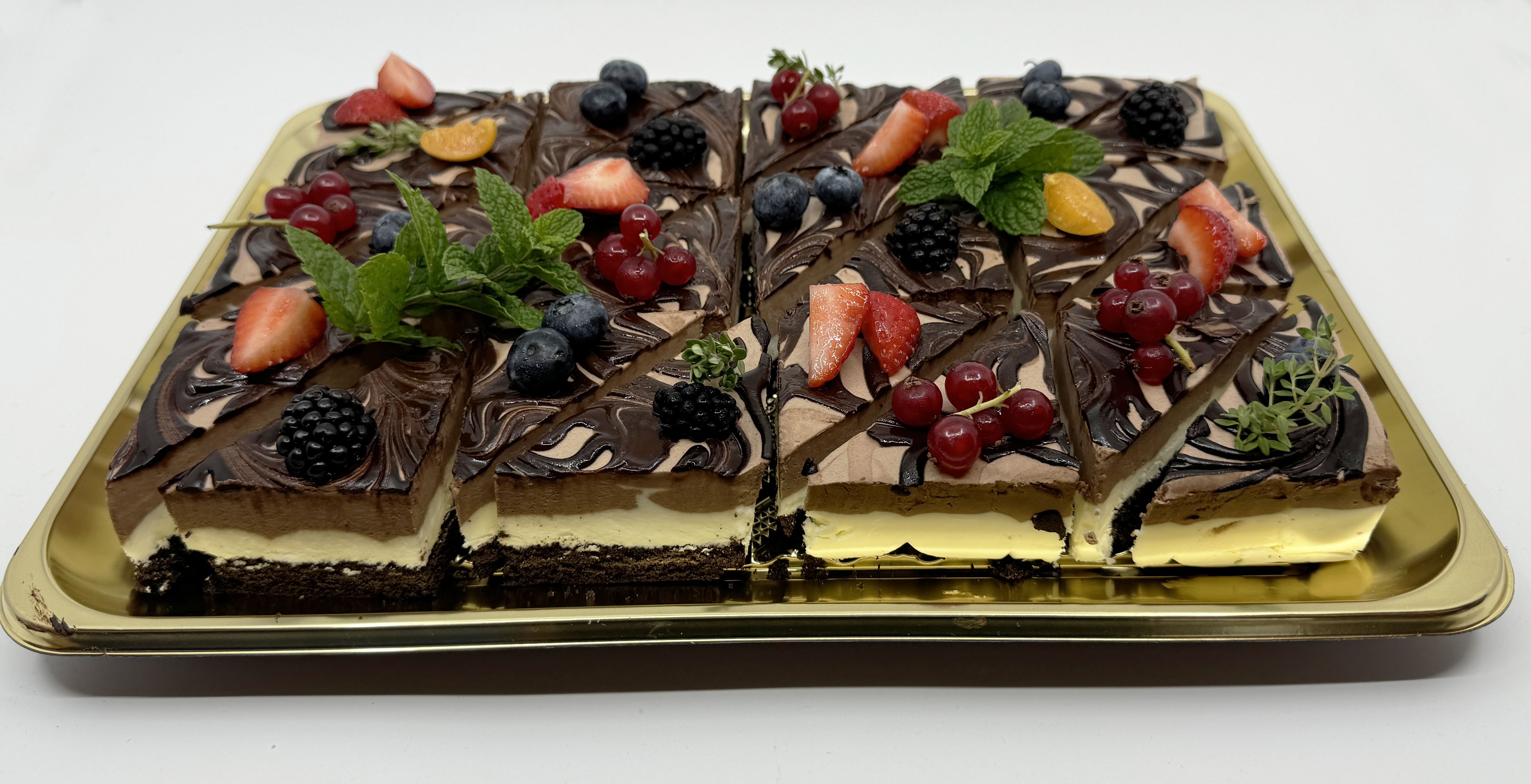 Chokolademousse-snit med tre lag – mrk, lys og hvid chokolade – p kakaobund. Klar til afhentning fra Gelato di Natura.