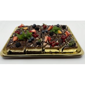 Chokolademousse-snit med tre lag – mrk, lys og hvid chokolade – p kakaobund. Klar til afhentning fra Gelato di Natura.