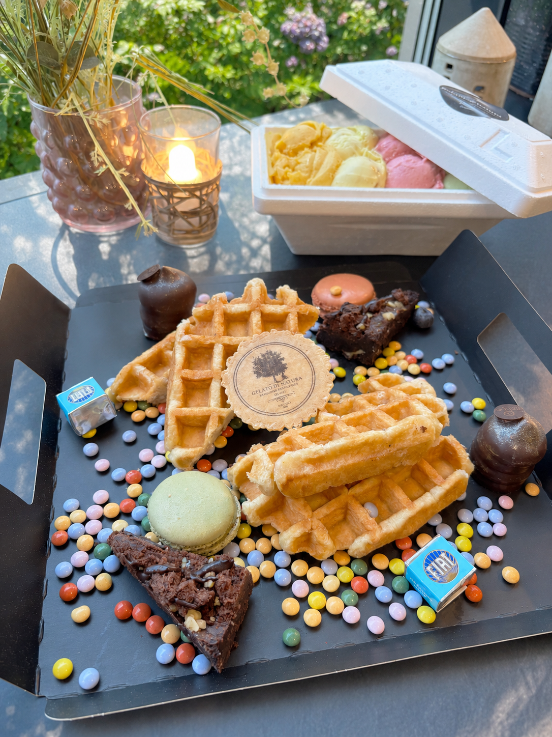 Dessertbox med vafler og brownie samt italiensk is og fl�debolle