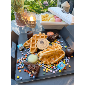 Dessertbox med vafler og brownie samt italiensk is og fl�debolle