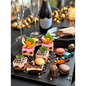 Nyt�rs desserttapas til 2 personer med jordb�rcremesnitte, macarons, sm� kager og chokolade fra Gelato di Natura