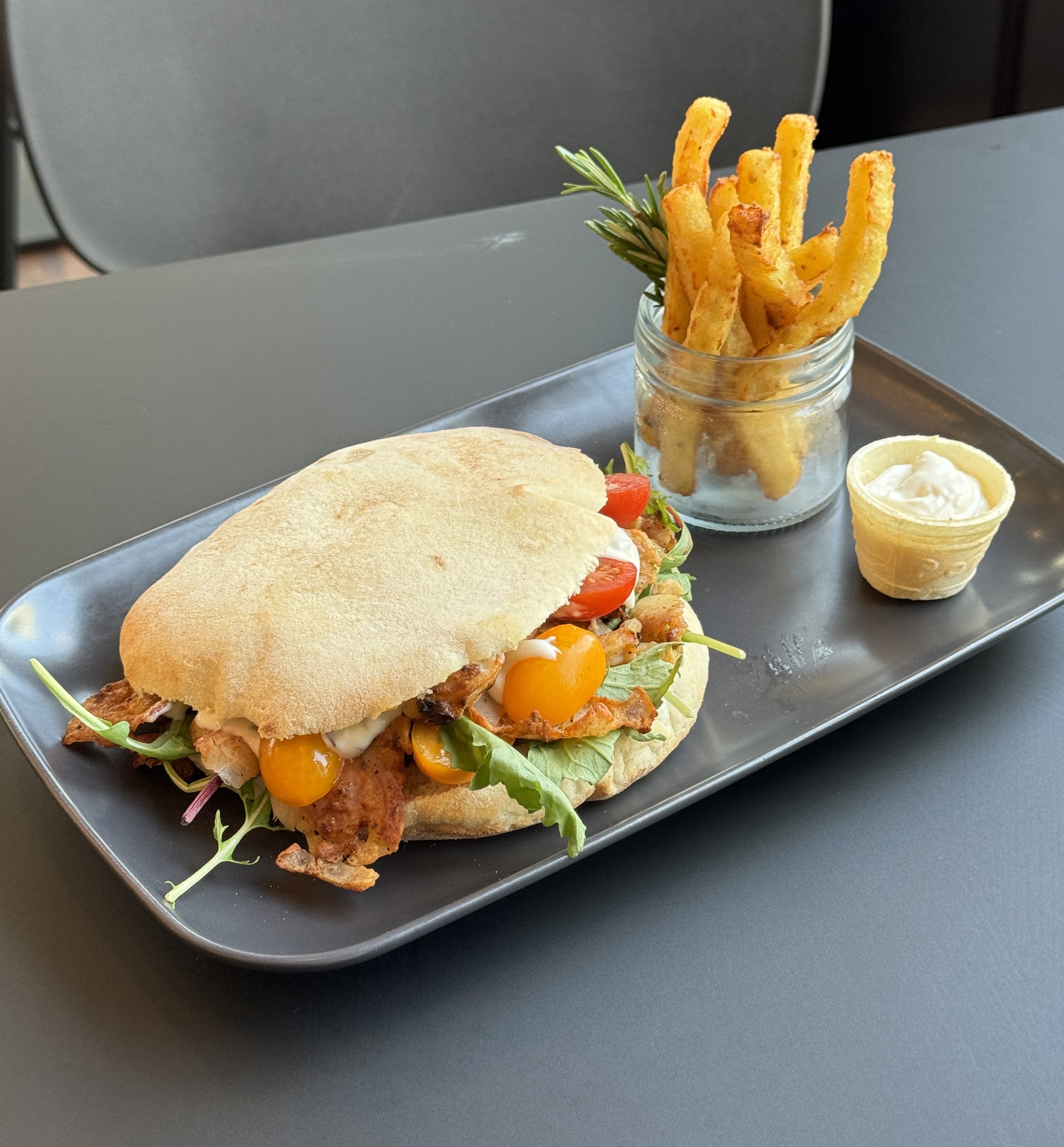 Sandwich med gyros og hash brown fries | 1 pers | menu til afhentning