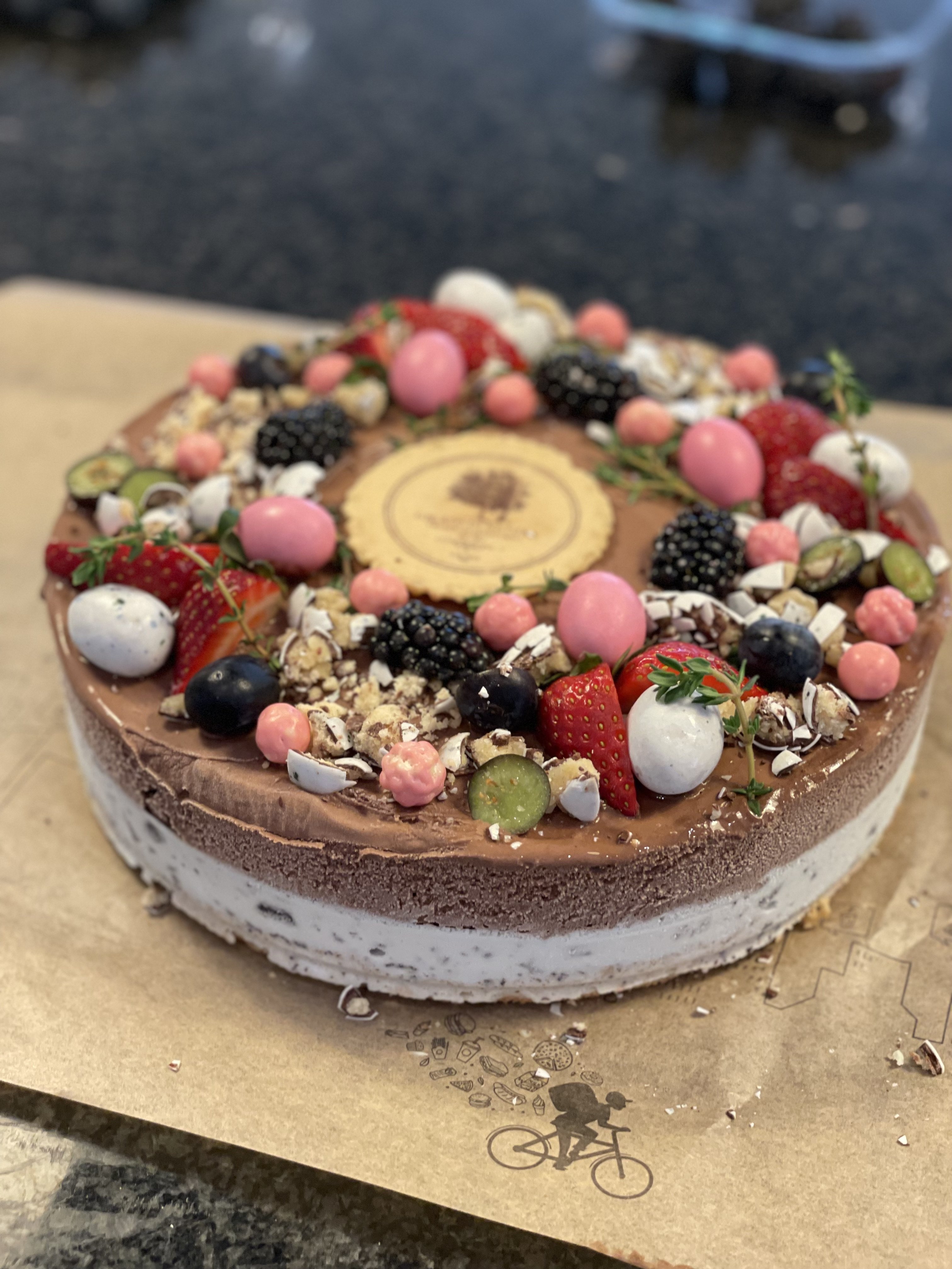 H�ndlavet p�ske islagkage, 8-10 personer