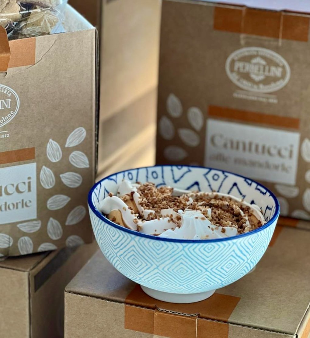 Panna cotta-is med karamelsauce og kiks i farverig portionssk�l