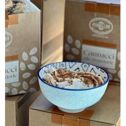 Panna cotta-is med karamelsauce og kiks i farverig portionssk�l