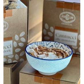 Panna cotta-is med karamelsauce og kiks i farverig portionssk�l