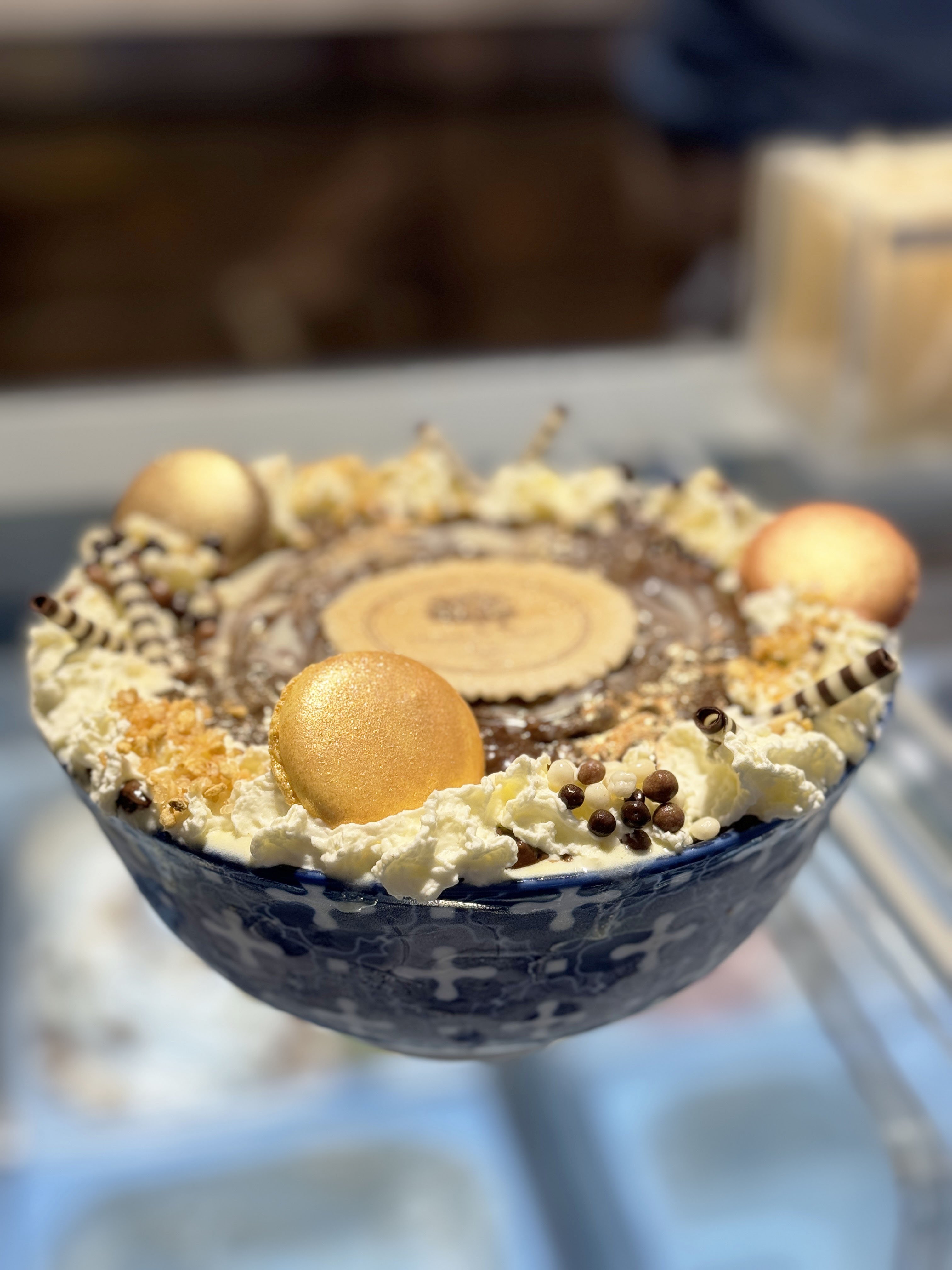 Islagkage med vanilje og chokolade, pyntet med macarons og chokoladekugler – nytrsdessert fra Gelato di Natura