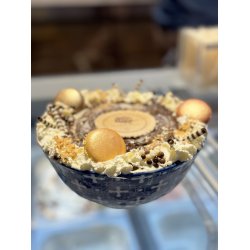 Islagkage med vanilje og chokolade, pyntet med macarons og chokoladekugler – nytrsdessert fra Gelato di Natura