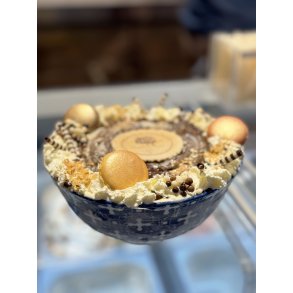 Islagkage med vanilje og chokolade, pyntet med macarons og chokoladekugler – nytrsdessert fra Gelato di Natura