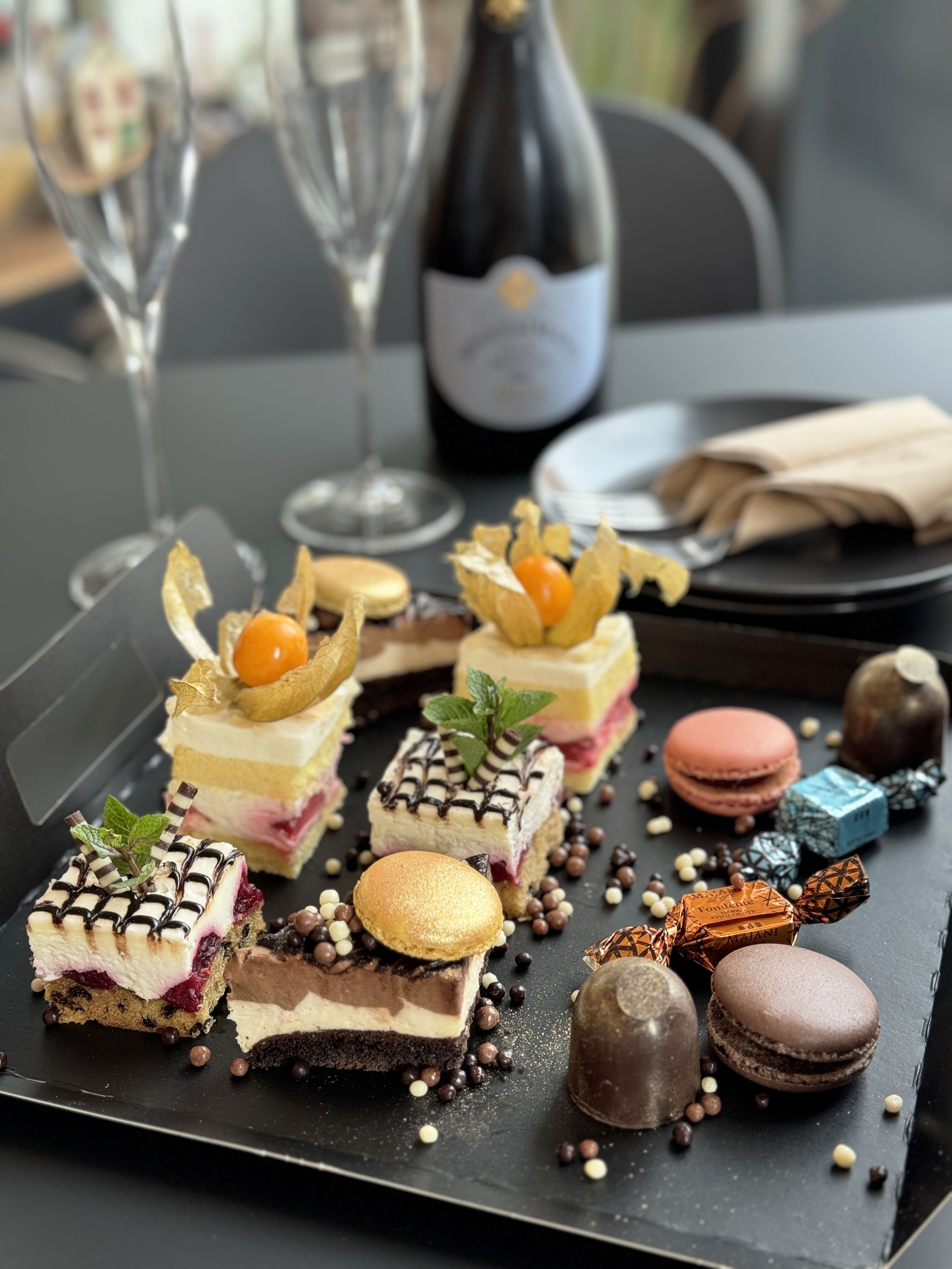 Nytrsdessert tapas til 3 personer – med kager, macarons og fldeboller