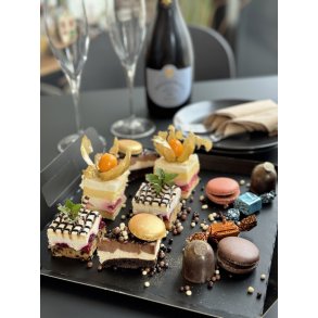 Nytrsdessert tapas til 3 personer – med kager, macarons og fldeboller