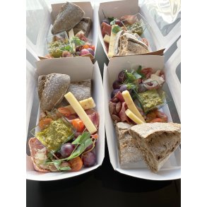 To-go tapas med udvalgte plser, oste og dip – luksus takeaway fra cafen