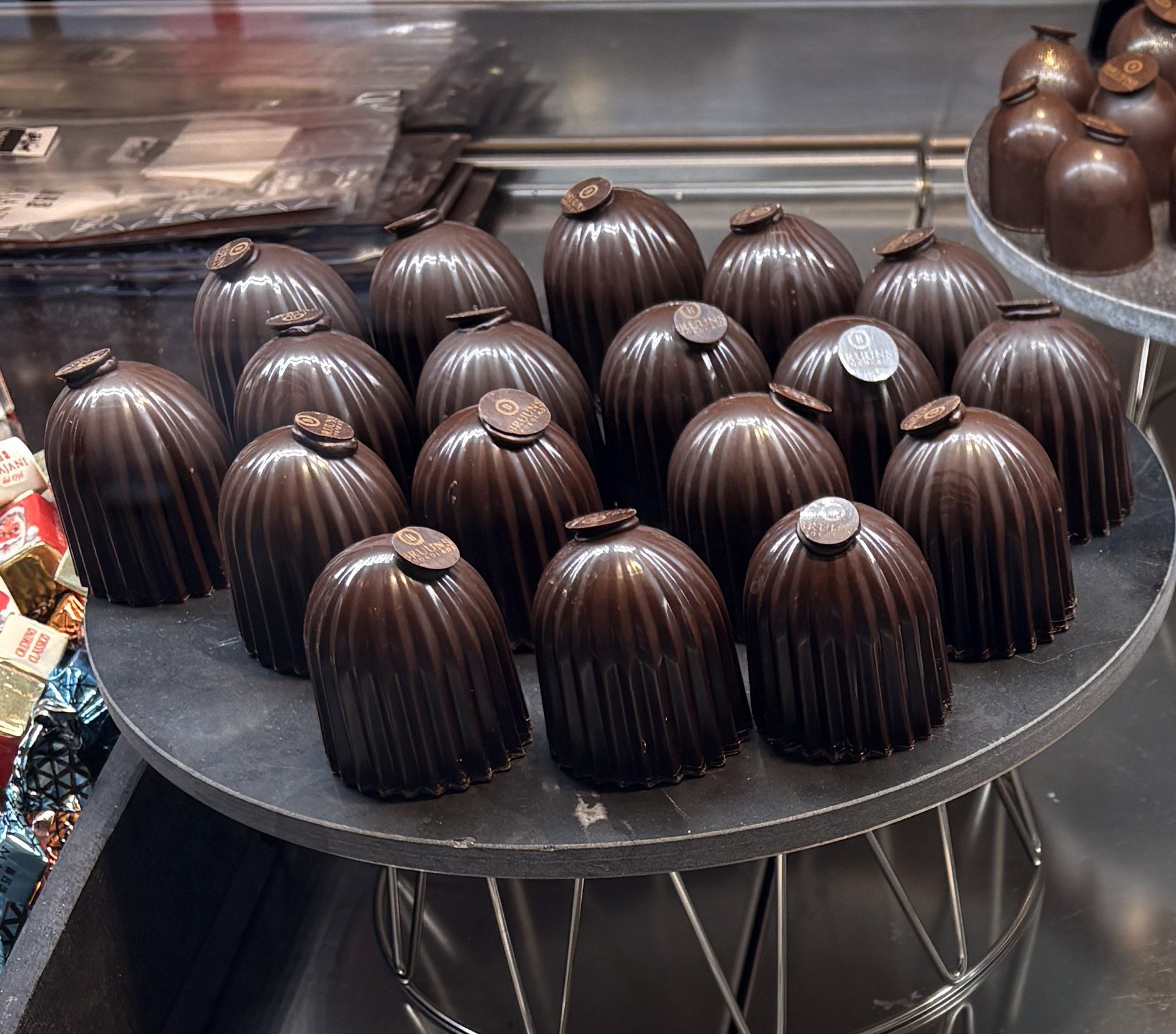 Store fl�deboller med m�rk chokolade 